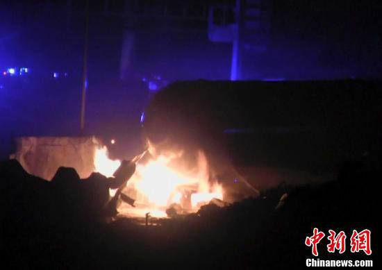 火災(zāi)現(xiàn)場(chǎng)，可以看到一個(gè)儲(chǔ)氣罐正在熊熊燃燒。