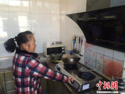 圖為居民用燃?xì)庠钭鲲??！±钔ヒ?攝